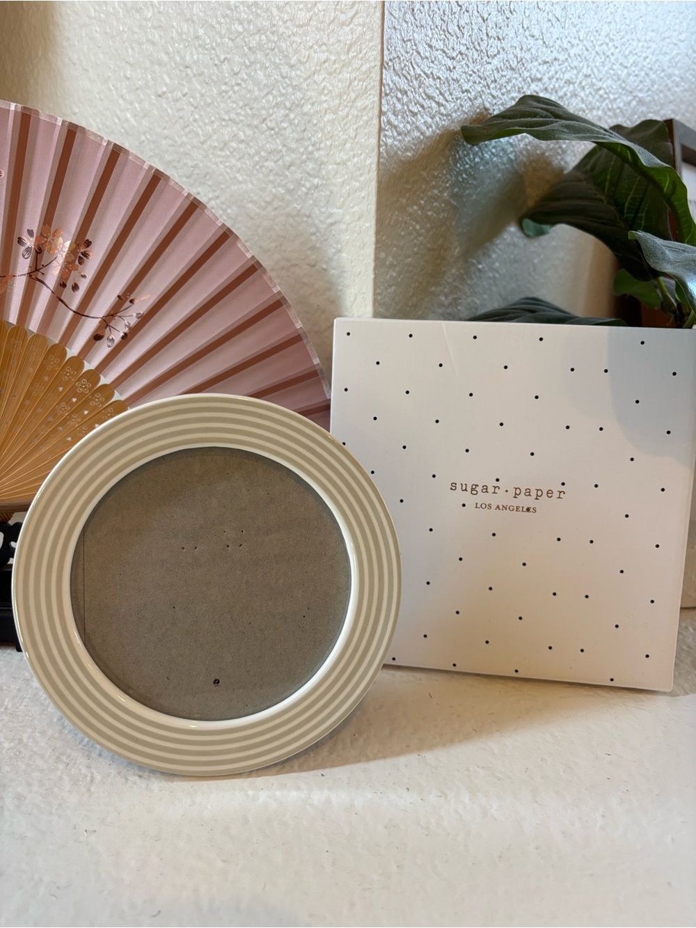 NWT Sugar Paper White & Gray Round Photo Frame